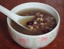 红豆薏米骨头汤的功效,红豆薏米可以和骨头一起煲吗