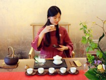 女人喝白茶有什么功效和作用,女人喝白茶有什么功效和作用吗