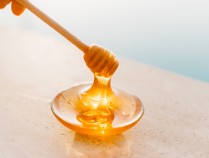牛奶加蜂蜜的功效作用,蜂蜜可以和牛奶一起喝吗
